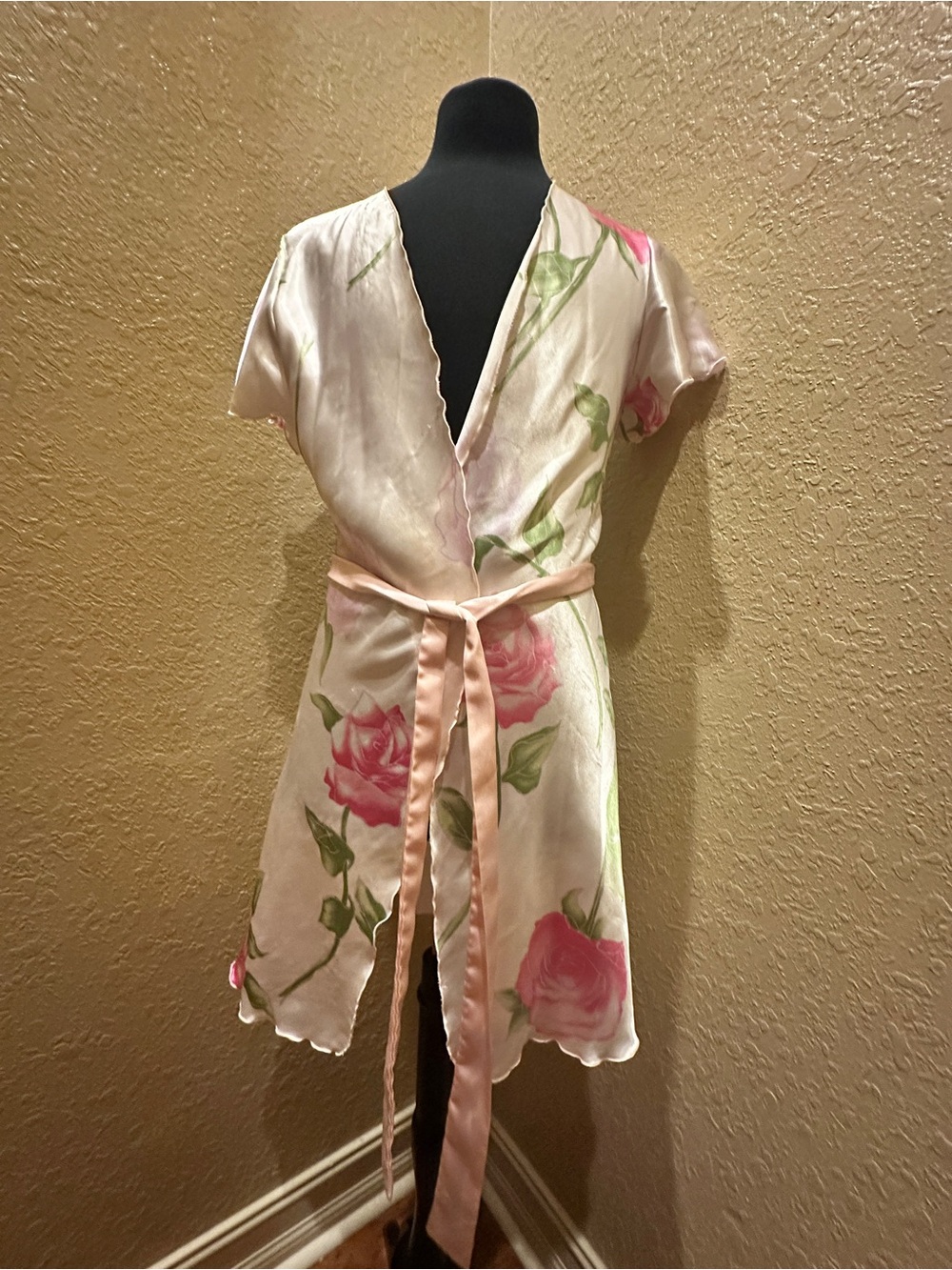 This vintage-style, open-front sheer robe features a delicate pink rose print